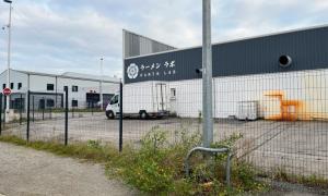 Désherbage de l’usine Ramen Lab à Saint-Herblain Externes: avant
