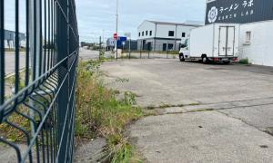 Débroussaillage et désherbage de l’usine Ramen Lab à Saint-Herblain Externes: avant