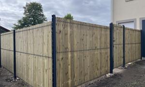 Pose de clôture en bois 